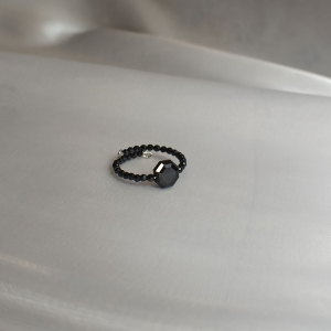 Кольцо на проволоке Мемори с натуральными камнями ШПИНЕЛЬ черная (однослойное), с вставкой